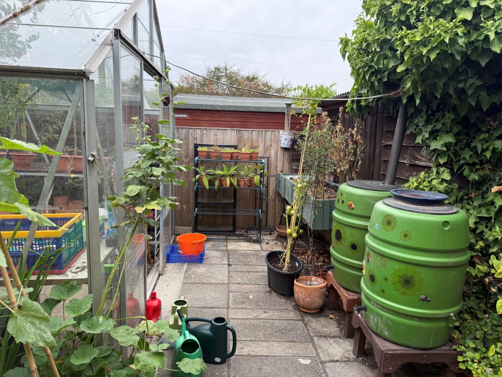 Lot: 84 - SEMI-DETACHED HOUSE FOR IMPROVEMENT - Water buts and greenhouse behind the garage